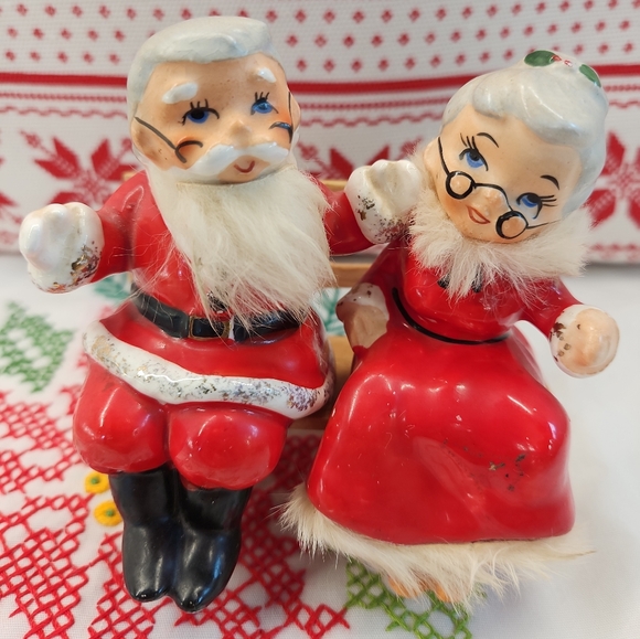 Vtg 1950's Santa & Mrs. Claus Salt & Pepper Shakers - Picture 2 of 12
